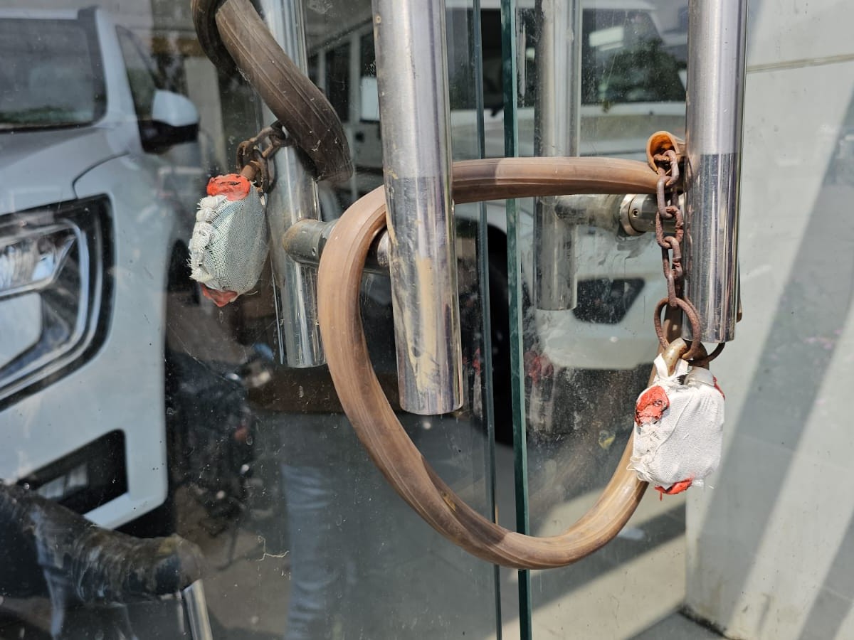 हजारीबाग में कारोबारी विनय सिंह का शोरूम सील:  एसीबी ने 8 घंटे की जांच के बाद की कार्रवाई, फिलहाल न्यायिक हिरासत में हैं विनय सिंह – Hazaribagh News