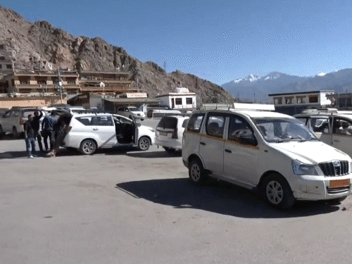 The area is deserted due to curfew after Leh violence, relaxing a few hours. - Dainik Bhaskar
