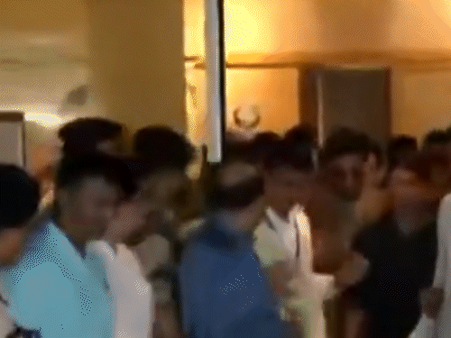 एयरपोर्ट से बाहर निकलते भारतीय कप्तान सूर्यकुमार यादव।
