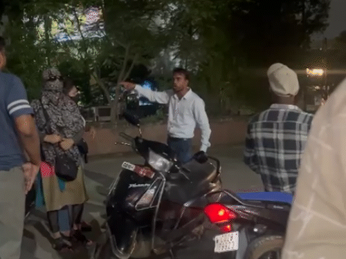 एक युवती ने मारा थप्पड़, तो दूसरी ने आंखों में झोंक दिया मिर्च पाउडर।