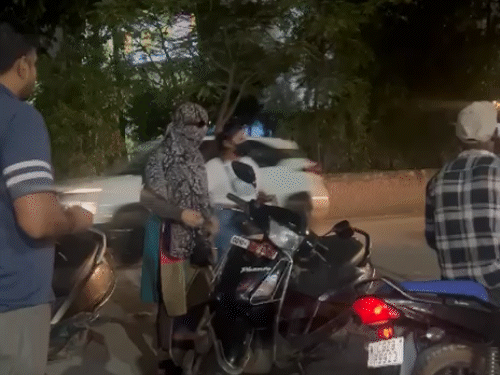 युवतियों ने बाइक पर बैठे दूसरे युवक को थप्पड़ मारते हुए आंखों में मिर्च पाउडर डाल दिया।