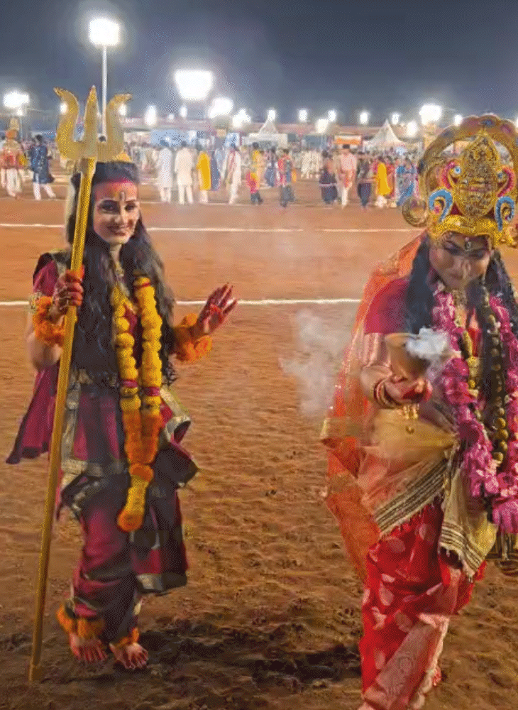 प्रतिभागी मां अंबे के रूप में विशेष पोशाक और श्रृंगार करके शामिल हुईं।