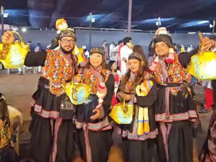 संजय छाबड़ा और उनके साथी मजदूर बनकर आए हैं।