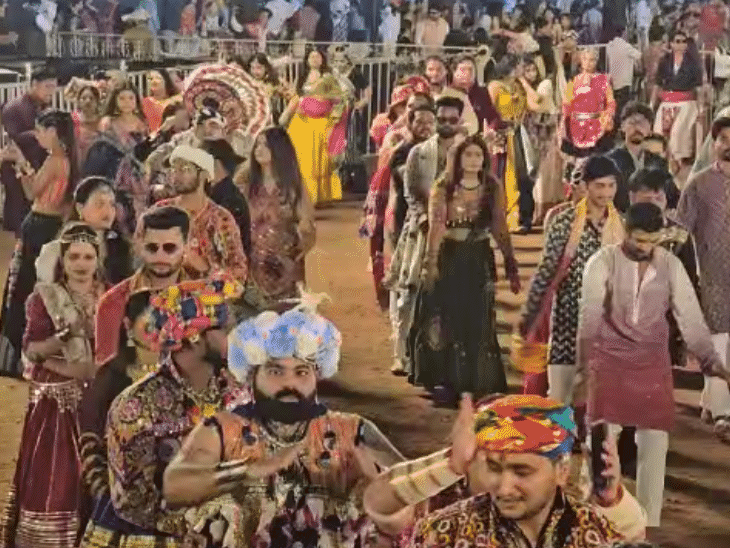 अलग-अलग वेशभूषा और गेटअप में प्रतिभागी हुए शामिल ।