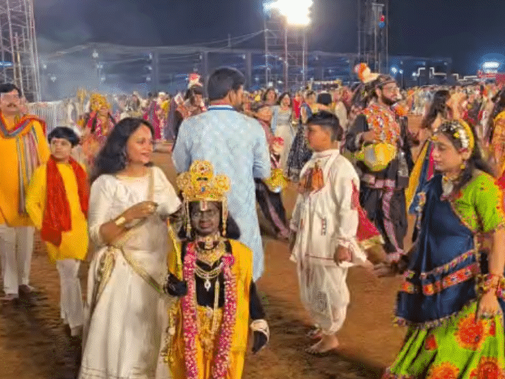 राधे शर्मा भगवान राम के गेटअप में नजर आए।