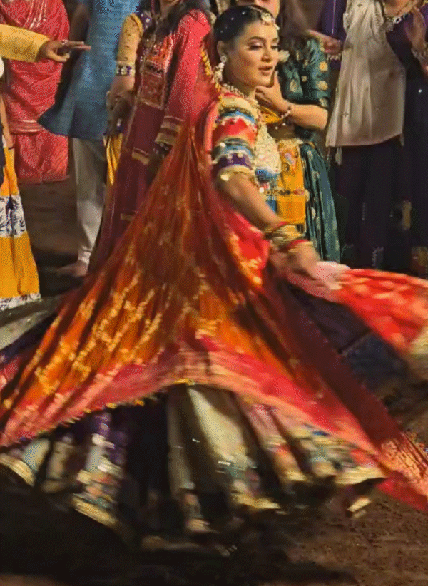 रंग बिरंगी ड्रेस में पार्टिसिपेंट्स और दर्शक महोत्सव में शामिल हुए।