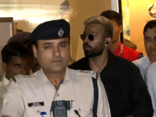टीम इंडिया के ऑलराउंडर हार्दिक पंडया मुंबई पहुंचे।