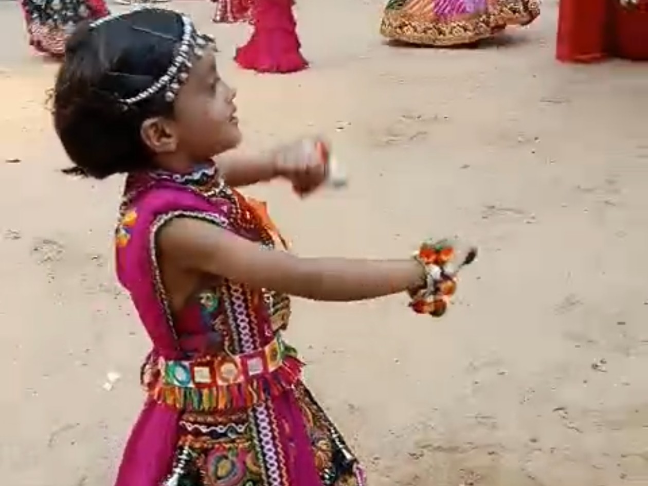 रंग बिरंगे परिधानों में सजे बच्चों ने बिखेरी सांस्कृतिक छटा।