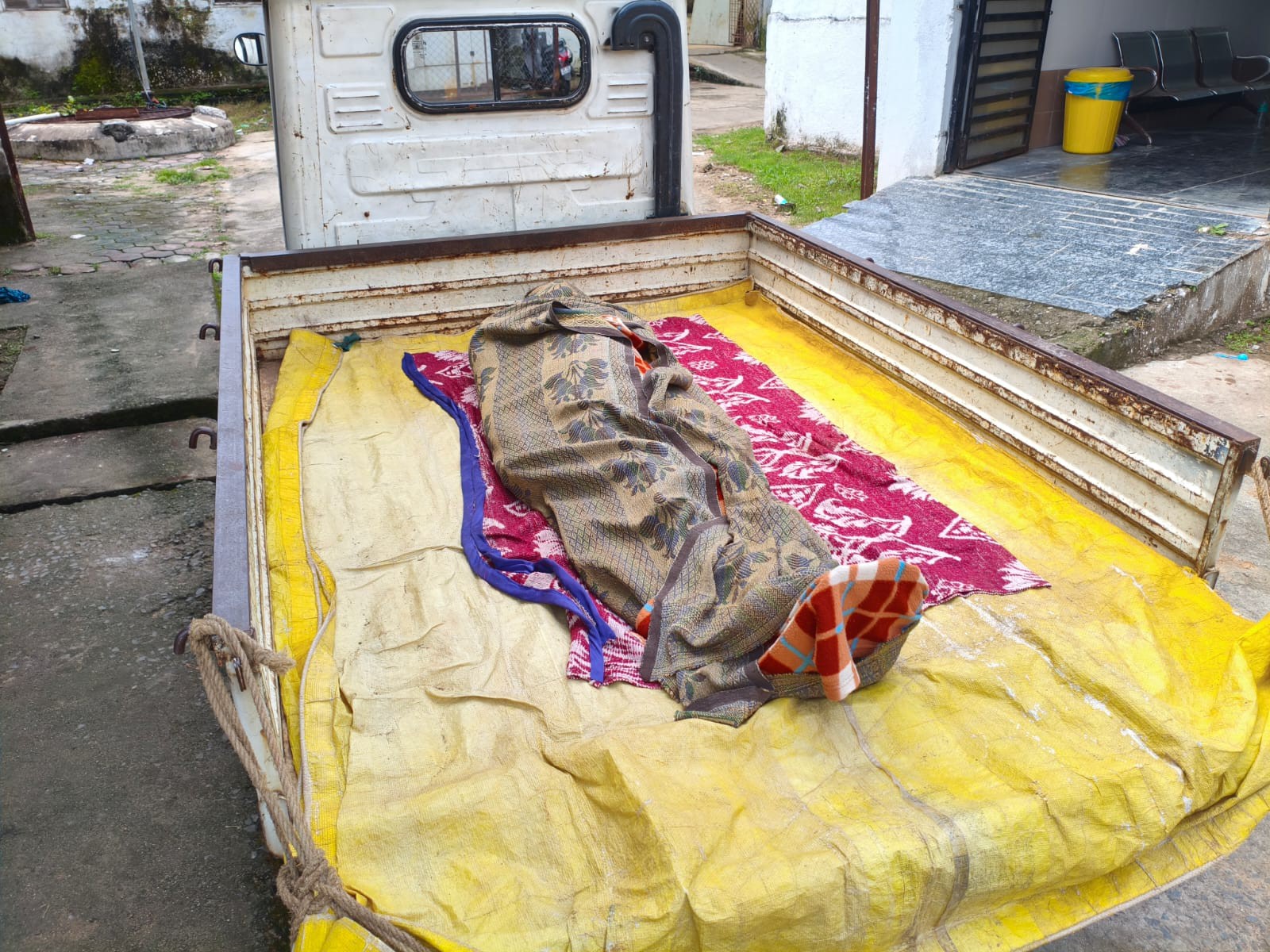 बुजुर्ग के शव को पोस्टमॉर्टम के बाद परिजनों को सौंपा।