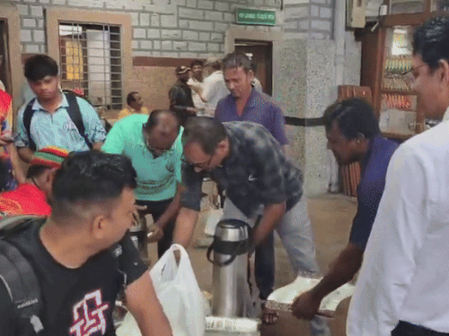 वलसाड रेलवे स्टेशन पर ट्रेन के डिब्बों को बदला गया। यहां यात्रियों को रिफ्रेशमेंट दी गई।