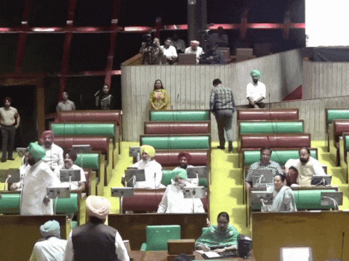 विधानसभा में आमने-सामने हुए वित्तमंत्री हरपाल चीमा और नेता विपक्ष प्रताप बाजवा। - Dainik Bhaskar