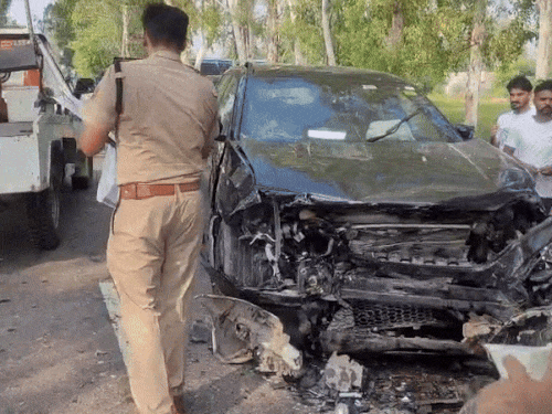 क्षतिग्रस्त वाहन और मौके पर पहुंचे पुलिस कर्मी।
