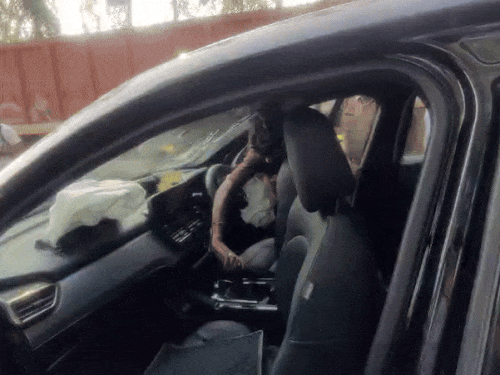 टक्कर इतनी तेज हुई थी कि कारों का आगे वाला हिस्सा बुरी तरह क्षतिग्रस्त हो गया।