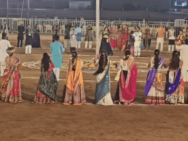 मां की आरती के साथ गरबा महोत्सव की भव्य शुरुआत हुई।