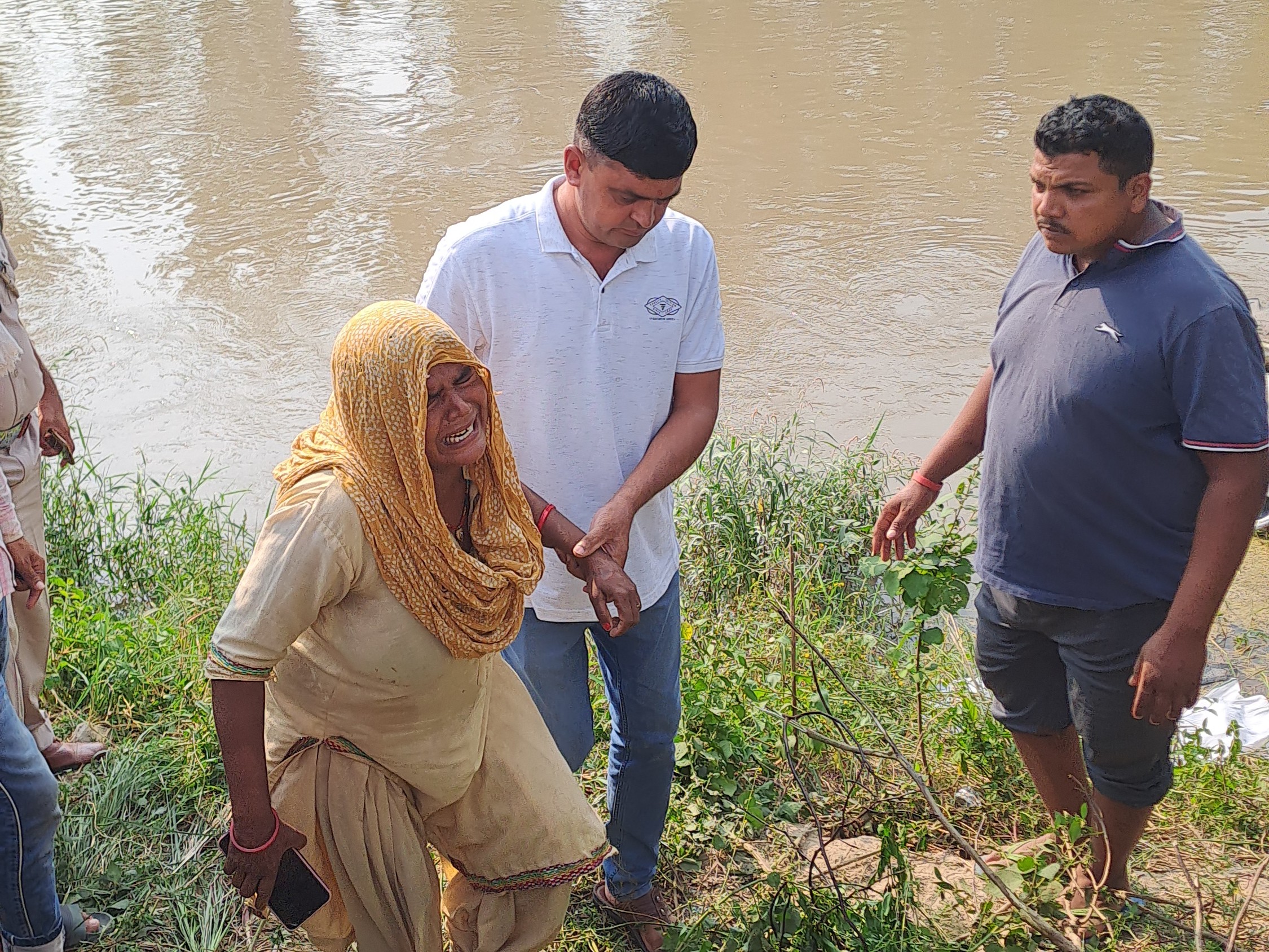 नहर के पास विलाप करते मृतक के परिजन।