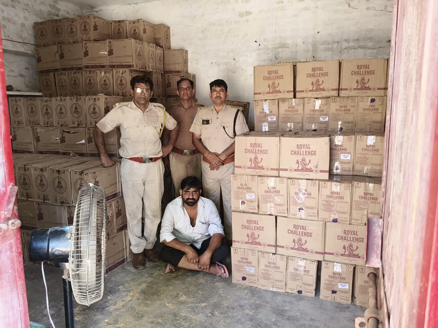 आबकारी टीम ने 60 लाख रुपए की अवैध अंग्रेजी शराब से भरा जब्त कर आरोपी को गिरफ्तार किया।