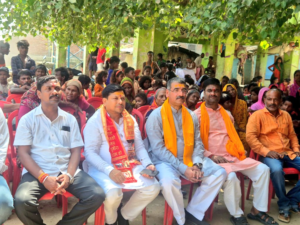 बिहार के सीतामढ़ी में मन की बात कार्यक्रम का प्रसारण सुनते मप्र भाजपा के प्रदेश संगठन महामंत्री हितानंद शर्मा।