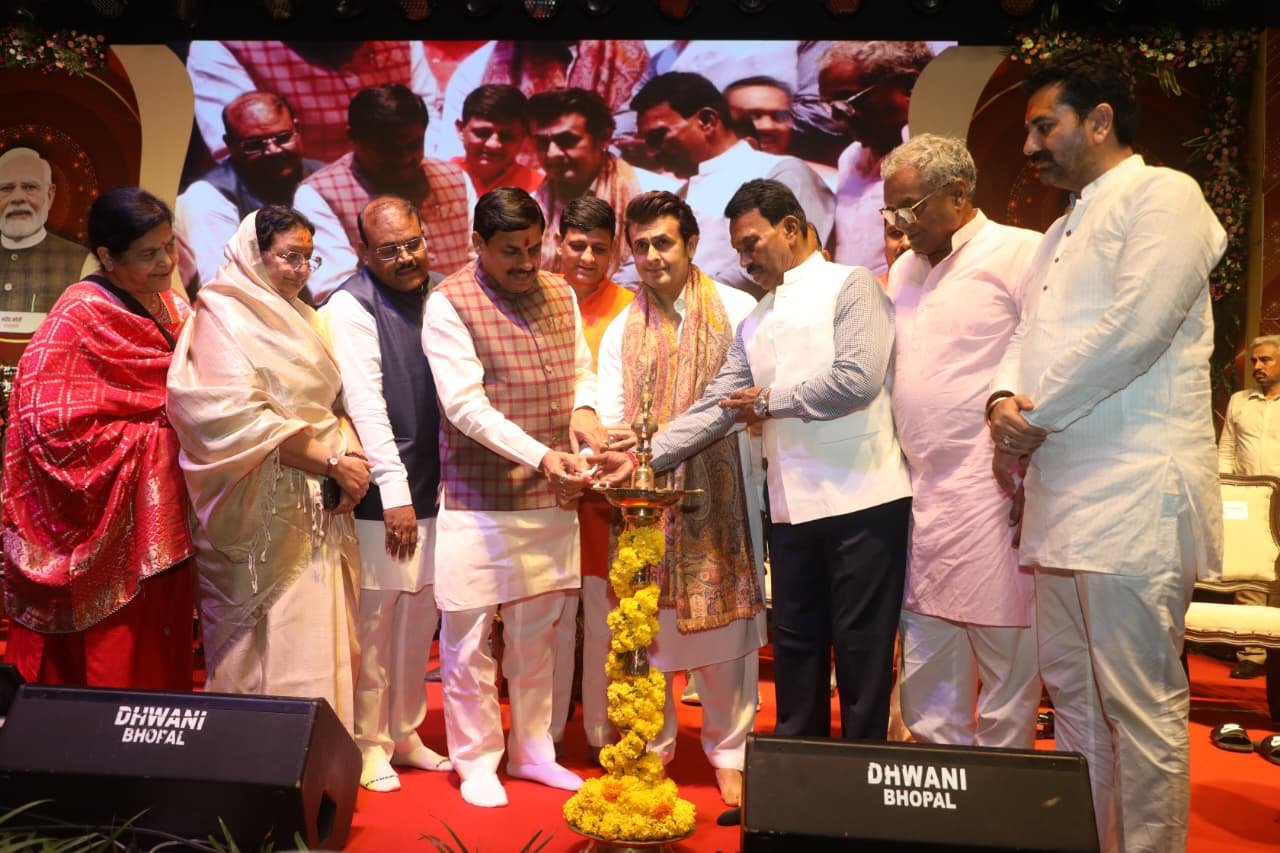 MP CM Dr. Mohan Yadav gave this honor at a ceremony held in Lata Mangeshkar Auditorium.