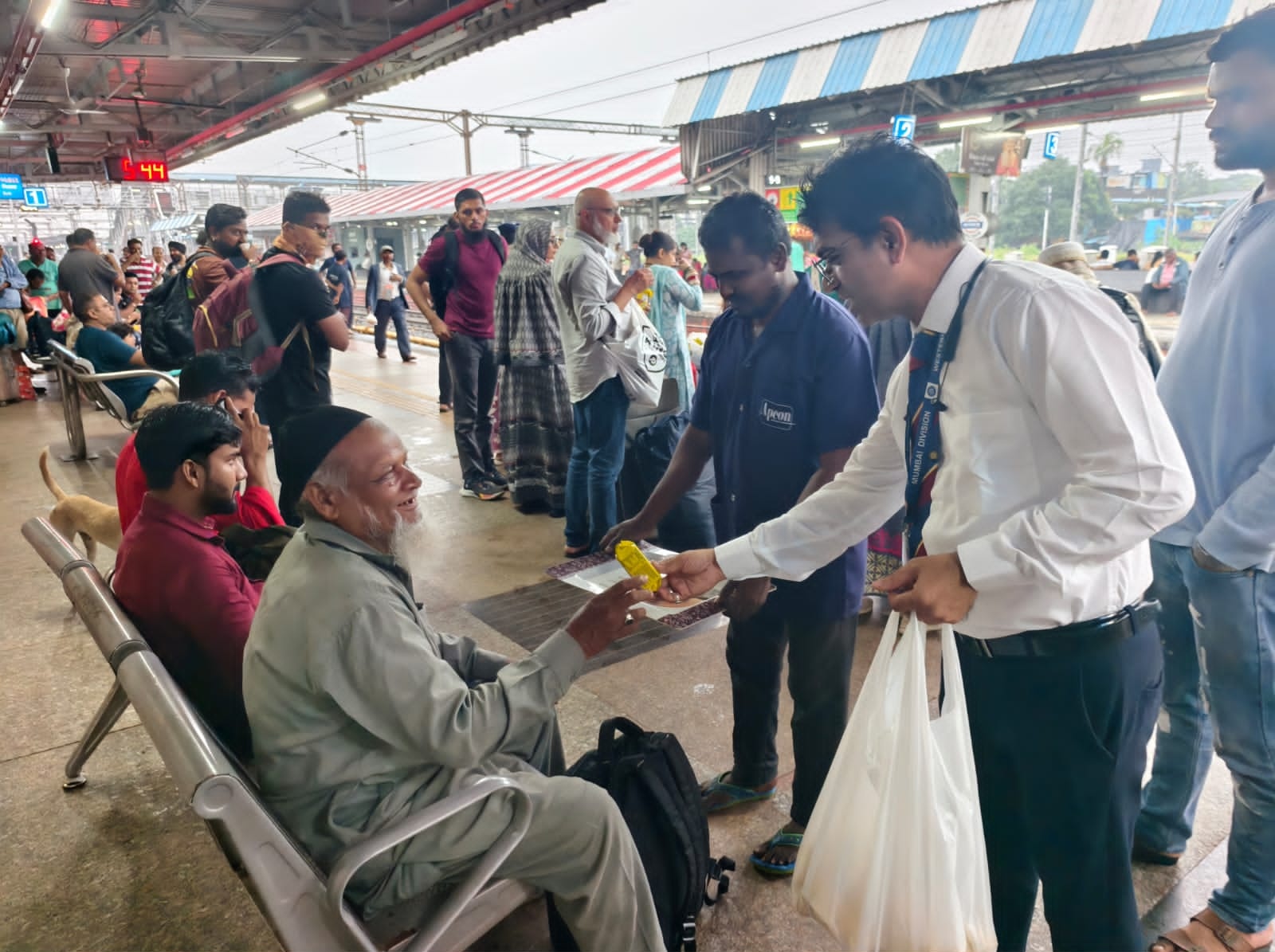 ट्रेन की तकनीकी दिक्कत दूर करने के दौरान यात्रियों को खाने-पीने का सामान दिया गया।