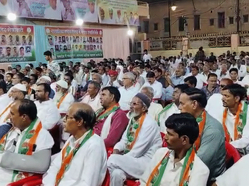 सीकर के रामगढ़ शेखावाटी में ब्लॉक कांग्रेस कमेटी के नव नियुक्त पदाधिकारी अभिनंदन समारोह में पहुंचे लोग।