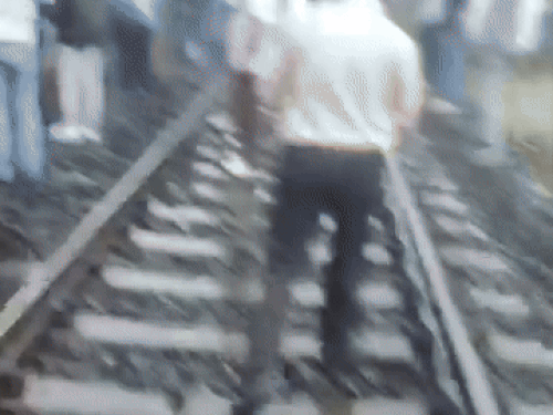 हादसे के बाद रुकी ट्रेन को जोड़ते हुए रेल प्रशासन।