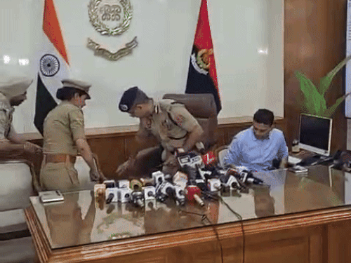 अमृतसर पहुंचे डीजीपी गौरव यादव ने अपने लिए स्पेशल चेयर देखी तो उसे बदलवा दिया। - Dainik Bhaskar