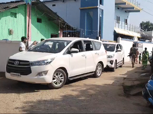 पूर्व आबकारी मंत्री कवासी लखमा और उनके बेटे हरीश कवासी के घर पर छापेमारी की तस्वीर।