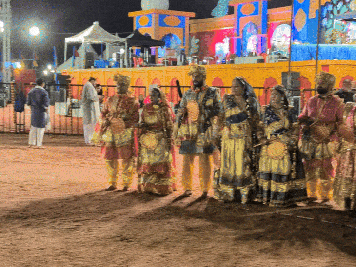 बरसाने के गेटअप में गरबा करने आया पूरा ग्रुप।