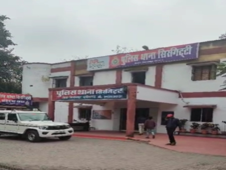 युवकों से साथ मारपीट मामले में पुलिस ने शिकायत मिलने पर कार्रवाई की बात कही है।