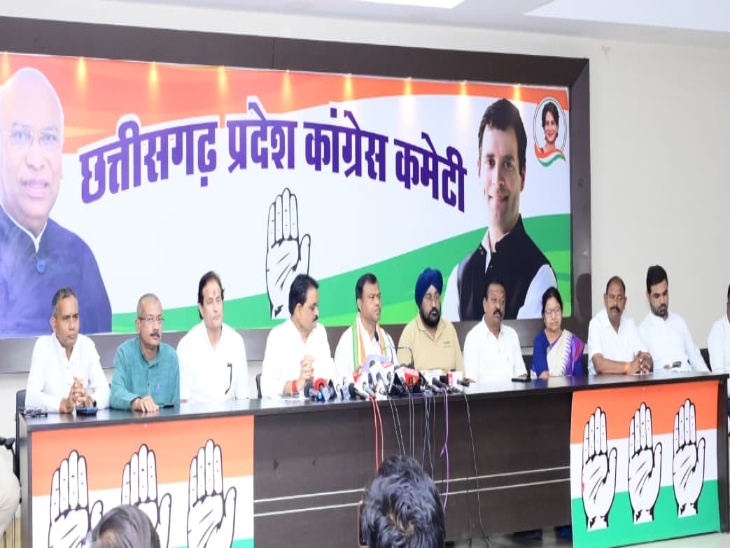 रायपुर के राजीव भवन में सोमवार को प्रेस कॉन्फ्रेंस लेते दीपक बैज।