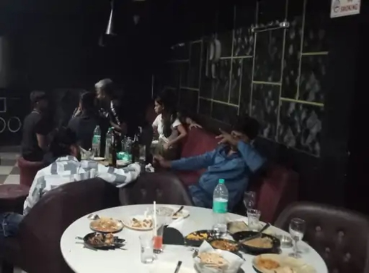 क्लब में लेट नाइट पार्टी करते हुए मिले थे युवक-युवती।