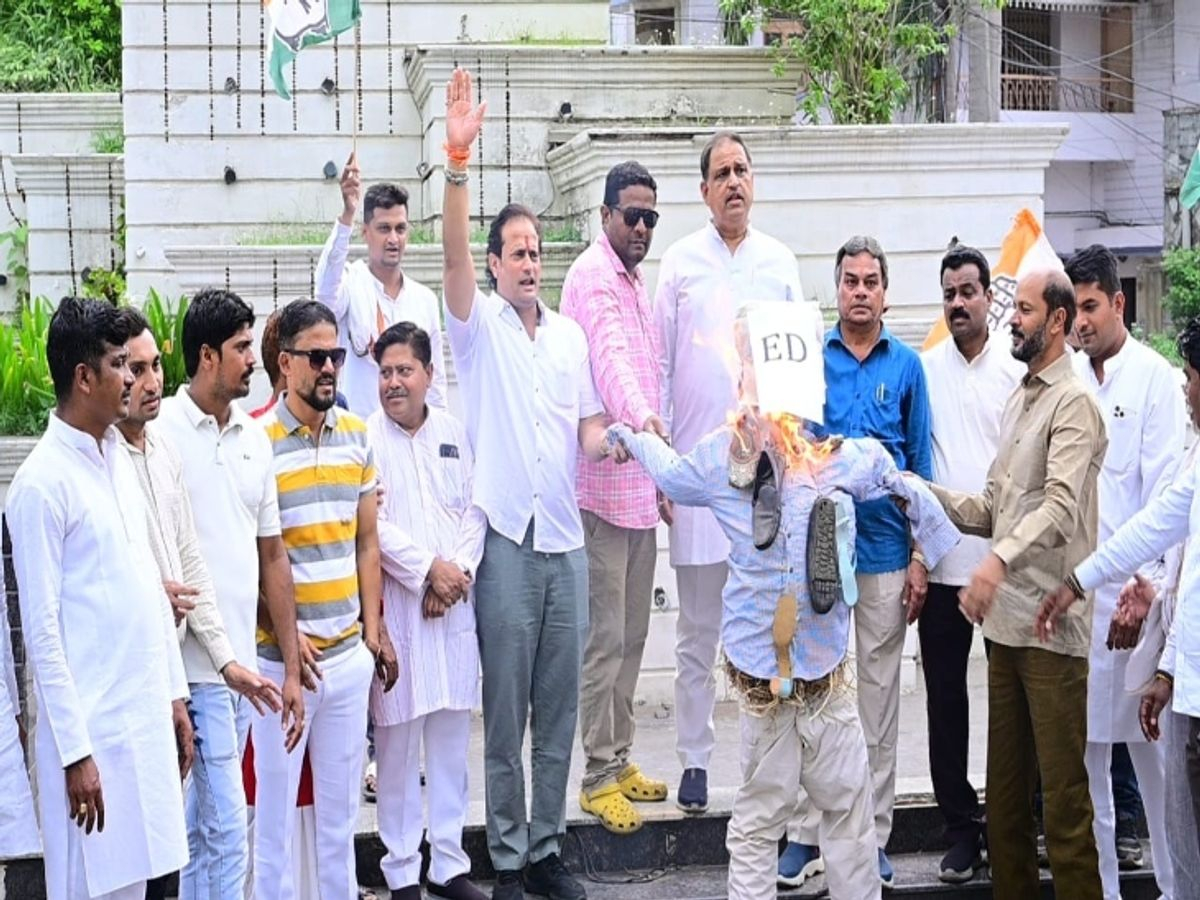 ED ने सुकमा में कांग्रेस भवन को अटैच किया था, जिसके खिलाफ कांग्रेस ने पुतला दहन किया था।
