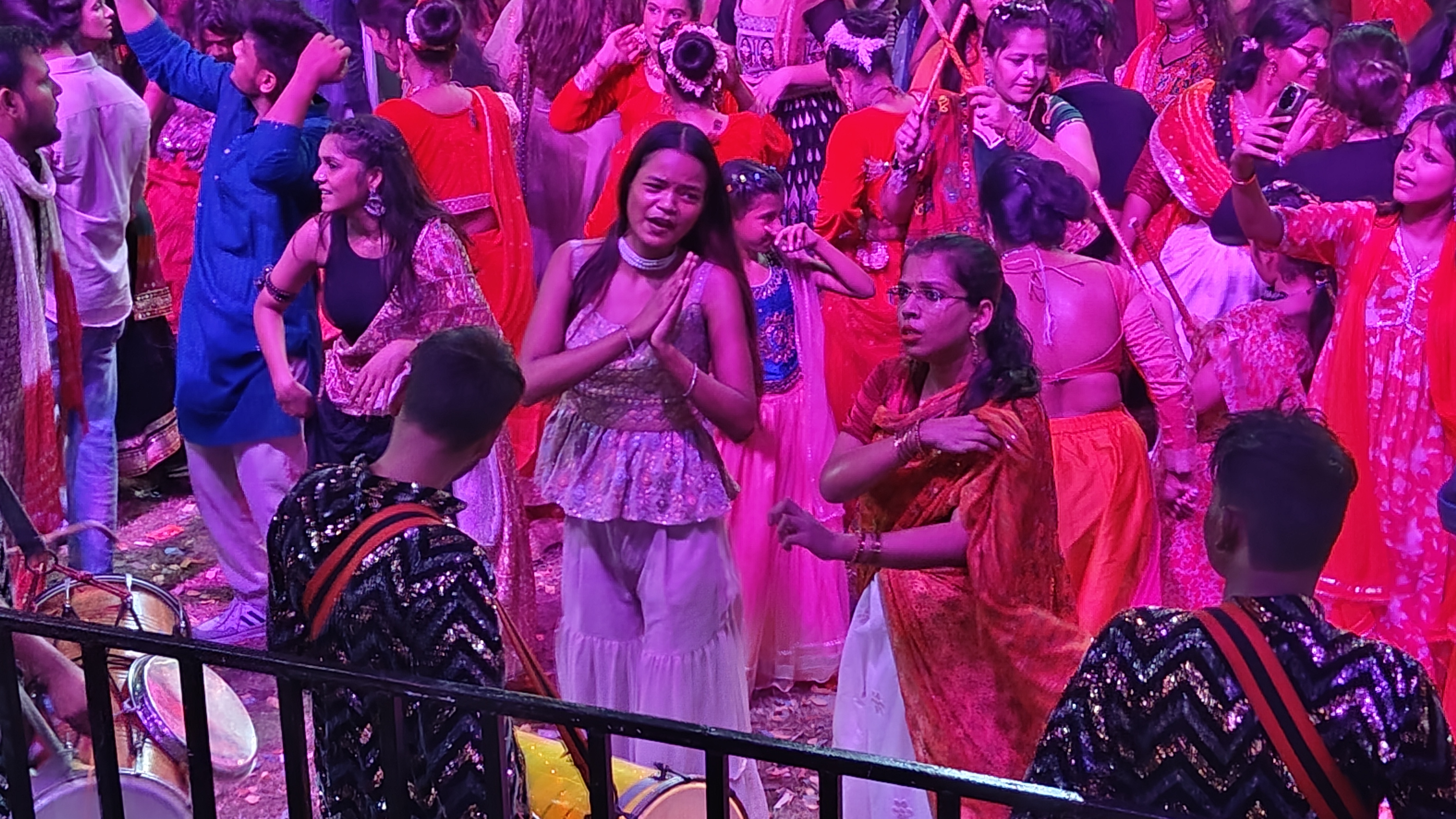 गानों पर झूमते-नाचते युवा