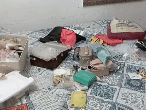 तोड़कर सोने-चांदी के जेवरात सहित अन्य सामान चोरी कर लिया। घर से करीब 9 लाख रुपए का सामान चोरी किया है। पीड़ित को पड़ोसियों द्वारा चोरी की सूचना दी गई थी।