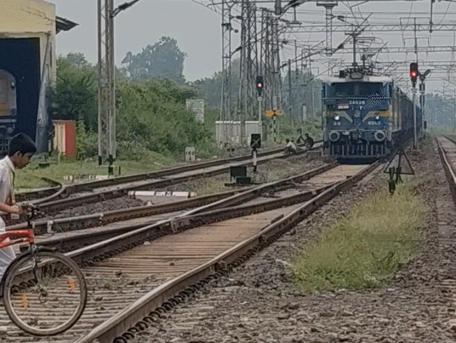 ट्रेन के सामने से पटरी पार करने को मजबूर बच्चे।