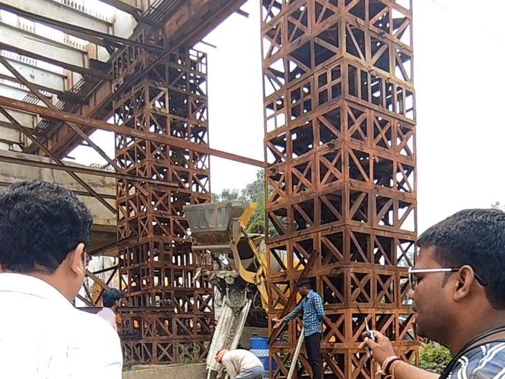 ब्रिज पर केवल 15 मजदूर काम कर रहे हैं। एसडीएम ने ठेकेदार को मजदूरों की संख्या बढ़ाने को कहा।