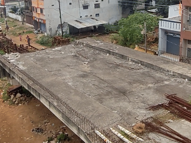 ब्रिज पर पड़ा सामान भी लोगों के लिए मुसीबत बना हुआ है।