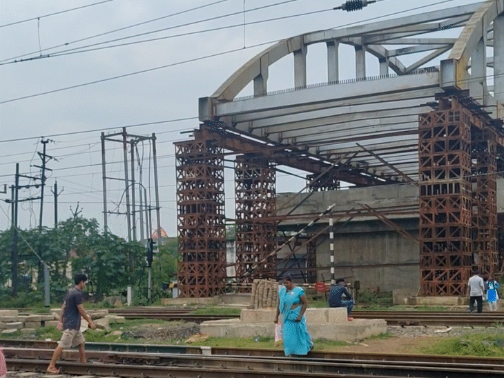 पिछले 8 साल से लोग पटरी पार कर एक जगह से दूसरी जगह जाते हैं।