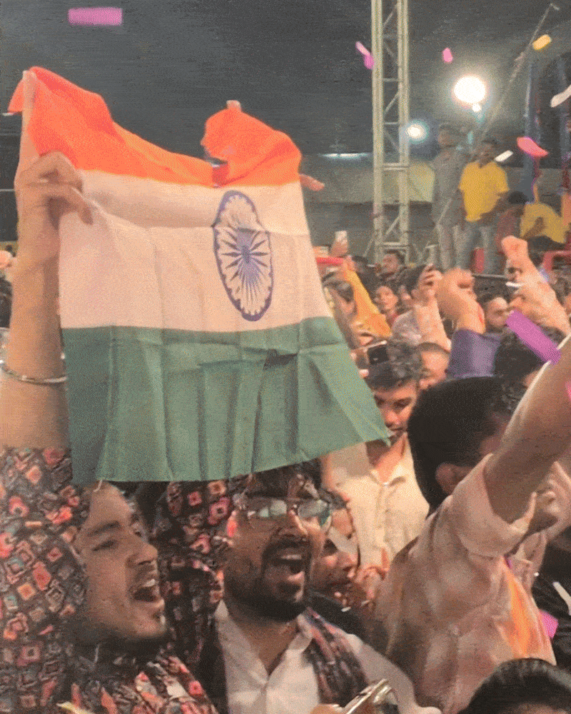 टीम इंडिया के सपोर्ट में गरबा सर्कल में लोगों ने लहराया तिरंगा।