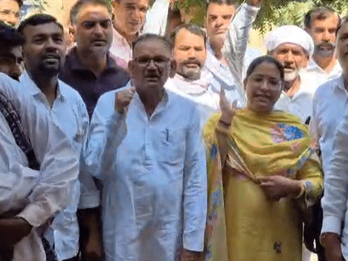 एसडीएम ऑफिस के बाहर नारेबाजी की।