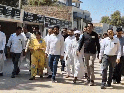 विधायक शिमला नायक पार्टी कार्यकर्ता और किसानों के साथ पैदल मार्च करते हुए SDM ऑफिस पहुंचीं।