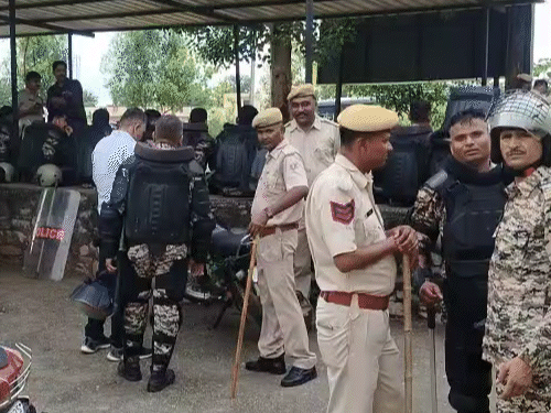 गरपुर जिले के सभी थानों की पुलिस को दोवड़ा में तैनात किया गया।