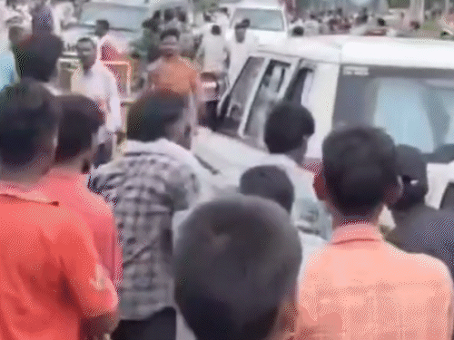 भीड़ ने डीएसपी की गाड़ी पर किया पथराव।