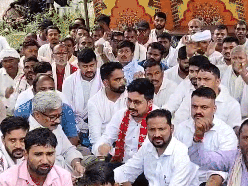 बीएपी नेताओं ने आरोपी पुलिसकर्मियों के खिलाफ कार्रवाई की मांग की।