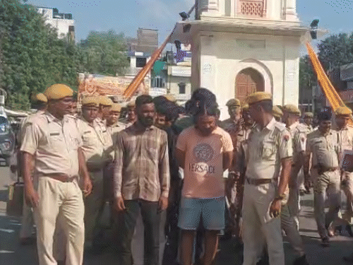 पुलिस ने पहले घंटाघर पर आरोपियों को लाइन से खड़ा किया।