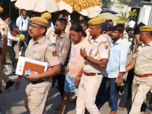 इस दौरान बदमाशों को देखते हुए राहगीर आसपास से गुजरते रहे।