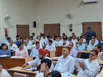 बैठक में मौजूद जिलापरिषद सदस्य,जिन्होंने अपने इलाकों की समस्याओं से अवगत करवाया।