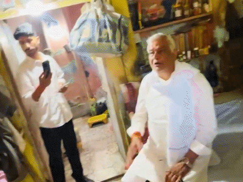 बातचीत के दौरान किरोड़ी और नारायण में खूब हंसी-ठिठोली हुई। इस दौरान नारायण ने उन्हें बताया कि वे अकेले हैं और उनका सिर्फ भोले भंडारी है।