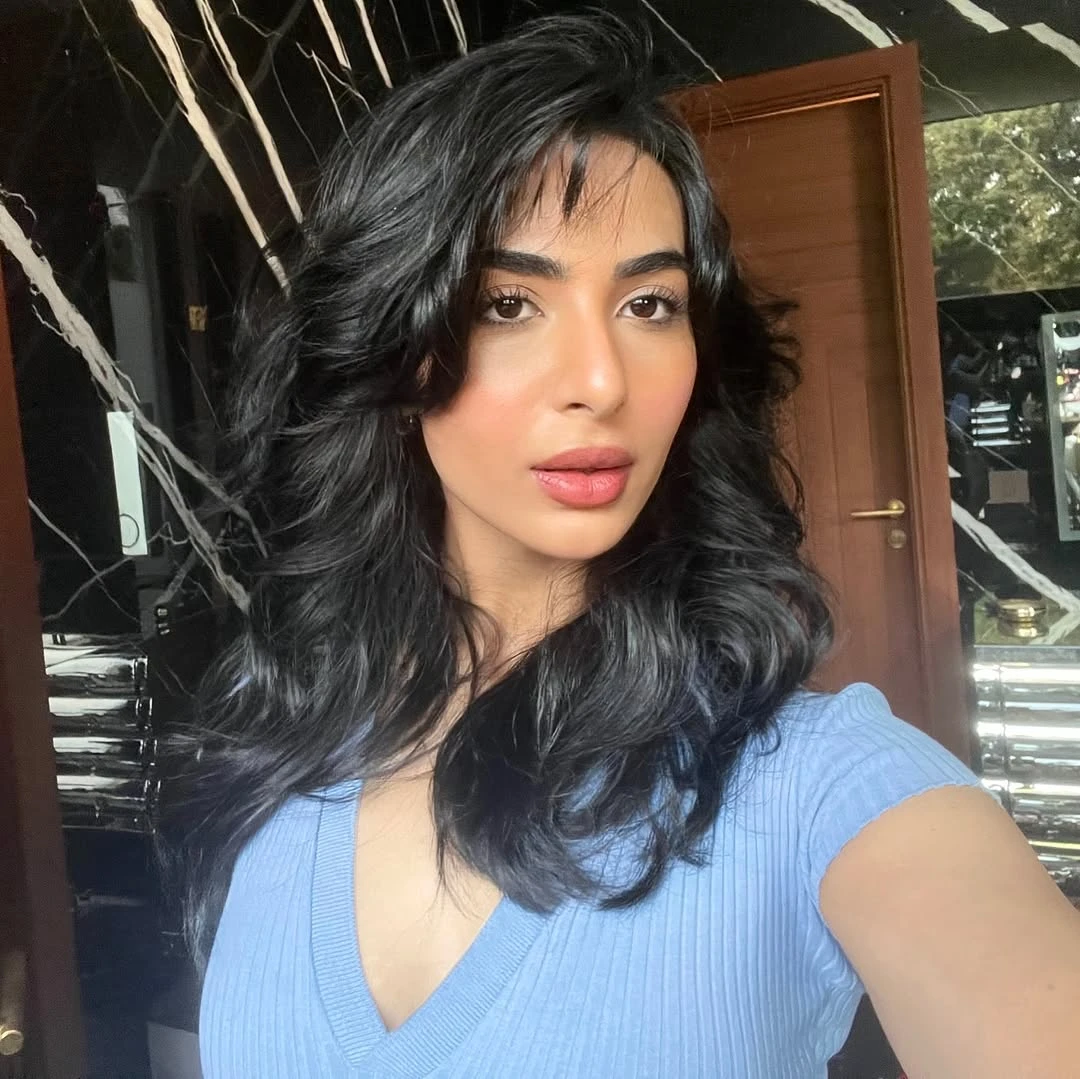 According to media reports, Abhishek Sharma is dating Laila Faizal these days. Laila belongs to the Kashmiri family and is a entrepreneur. Neither of them has confirmed their relationship yet.