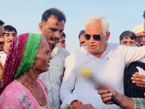 हनुमानगढ़ के संगरिया में कपास के खेत में एक बुजुर्ग महिला से बात करते कृषि मंत्री।